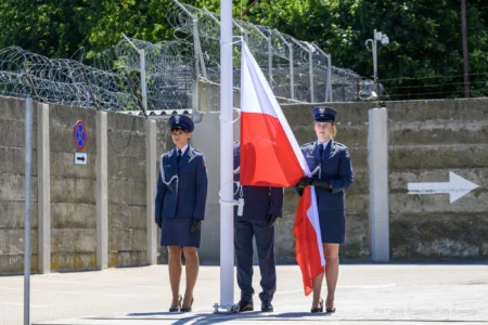 Zdjęcie przedstawia uczestników uroczystości z okazji Święta Służby Więziennej