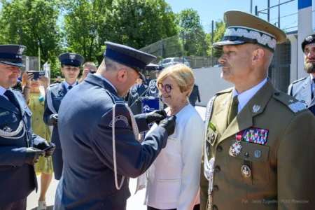 Zdjęcie przedstawia uczestników uroczystości z okazji Święta Służby Więziennej