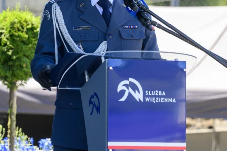 Zdjęcie przedstawia uczestników uroczystości z okazji Święta Służby Więziennej