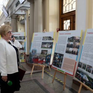 Uczestnicy otwarcia wystawy łemkowskiej w Podkarpackim Urzędzie Wojewódzkim w Rzeszowie