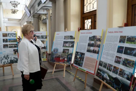 Uczestnicy otwarcia wystawy łemkowskiej w Podkarpackim Urzędzie Wojewódzkim w Rzeszowie