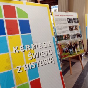 Ekspozycje wystawy łemkowskiej w Podkarpackim Urzędzie Wojewódzkim w Rzeszowie