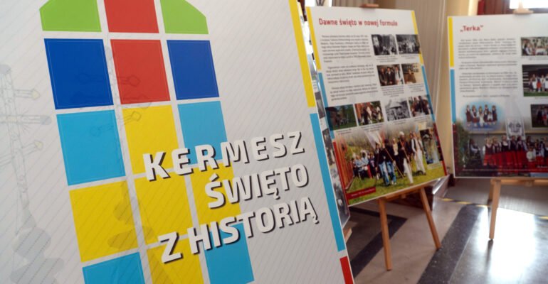 Ekspozycje wystawy łemkowskiej w Podkarpackim Urzędzie Wojewódzkim w Rzeszowie