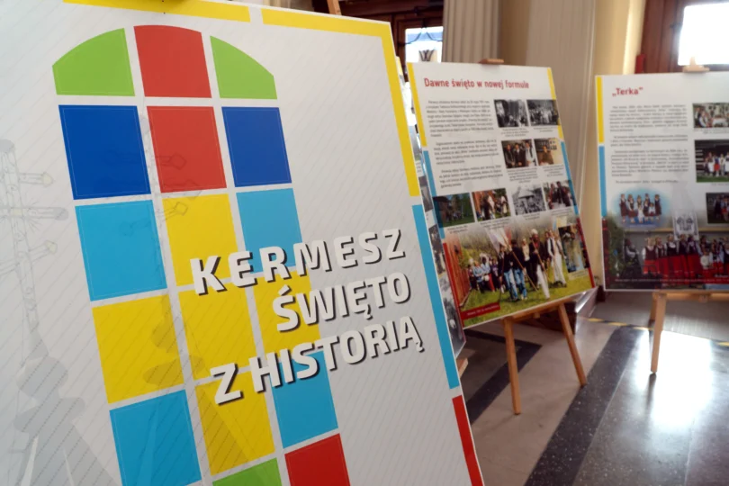 Ekspozycje wystawy łemkowskiej w Podkarpackim Urzędzie Wojewódzkim w Rzeszowie