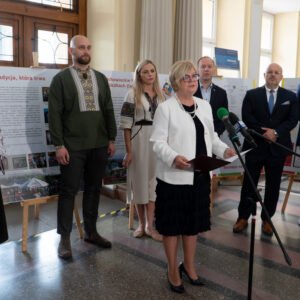 Uczestnicy otwarcia wystawy łemkowskiej w Podkarpackim Urzędzie Wojewódzkim w Rzeszowie