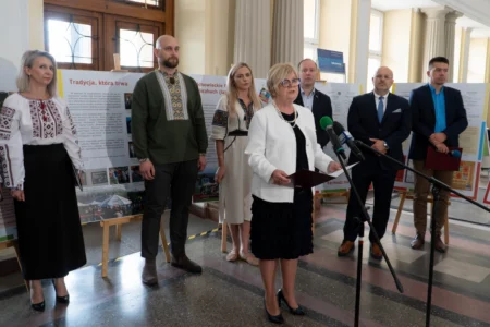 Uczestnicy otwarcia wystawy łemkowskiej w Podkarpackim Urzędzie Wojewódzkim w Rzeszowie