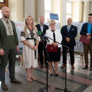 Uczestnicy otwarcia wystawy łemkowskiej w Podkarpackim Urzędzie Wojewódzkim w Rzeszowie
