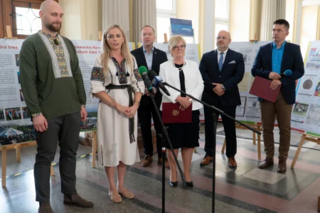 Uczestnicy otwarcia wystawy łemkowskiej w Podkarpackim Urzędzie Wojewódzkim w Rzeszowie