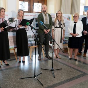 Uczestnicy otwarcia wystawy łemkowskiej w Podkarpackim Urzędzie Wojewódzkim w Rzeszowie
