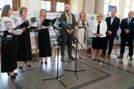 Uczestnicy otwarcia wystawy łemkowskiej w Podkarpackim Urzędzie Wojewódzkim w Rzeszowie