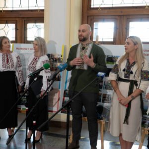 Uczestnicy otwarcia wystawy łemkowskiej w Podkarpackim Urzędzie Wojewódzkim w Rzeszowie