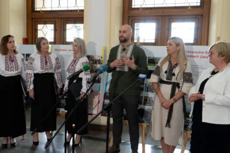 Uczestnicy otwarcia wystawy łemkowskiej w Podkarpackim Urzędzie Wojewódzkim w Rzeszowie