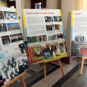 Ekspozycje wystawy łemkowskiej w Podkarpackim Urzędzie Wojewódzkim w Rzeszowie