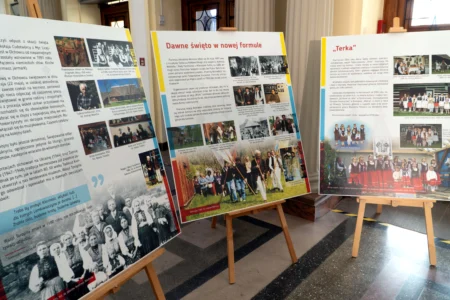 Ekspozycje wystawy łemkowskiej w Podkarpackim Urzędzie Wojewódzkim w Rzeszowie