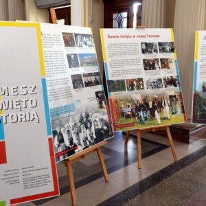 Ekspozycje wystawy łemkowskiej w Podkarpackim Urzędzie Wojewódzkim w Rzeszowie