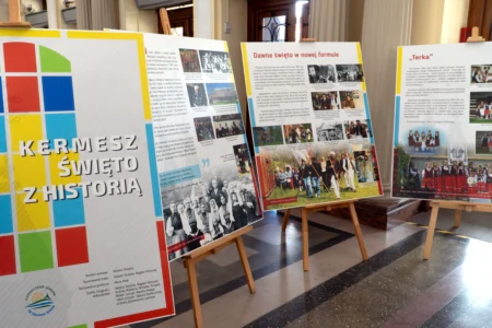 Ekspozycje wystawy łemkowskiej w Podkarpackim Urzędzie Wojewódzkim w Rzeszowie