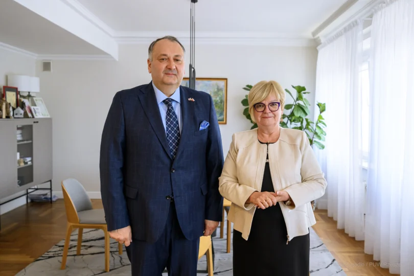 Zdjęcie przedstawia wojewodę podkarpackiego Teresę Kubas-Hul i konsula generalnego Gruzji