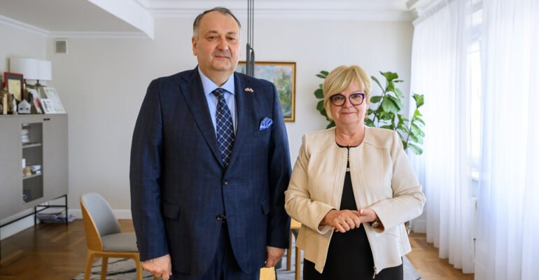 Zdjęcie przedstawia wojewodę podkarpackiego Teresę Kubas-Hul i konsula generalnego Gruzji