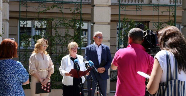 Zdjęcie przedstawia uczestników konferencji prasowej przed urzędem wojeódzkim
