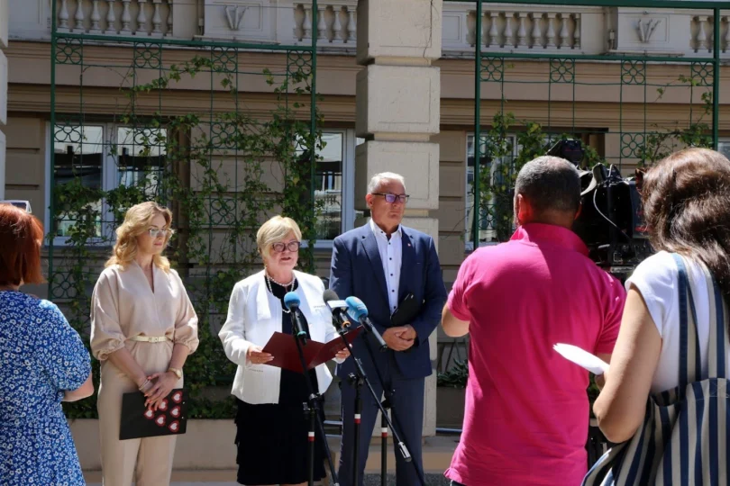 Zdjęcie przedstawia uczestników konferencji prasowej przed urzędem wojeódzkim