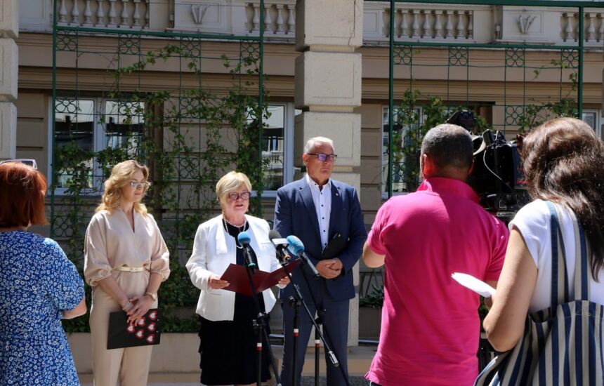 Zdjęcie przedstawia uczestników konferencji prasowej przed urzędem wojeódzkim