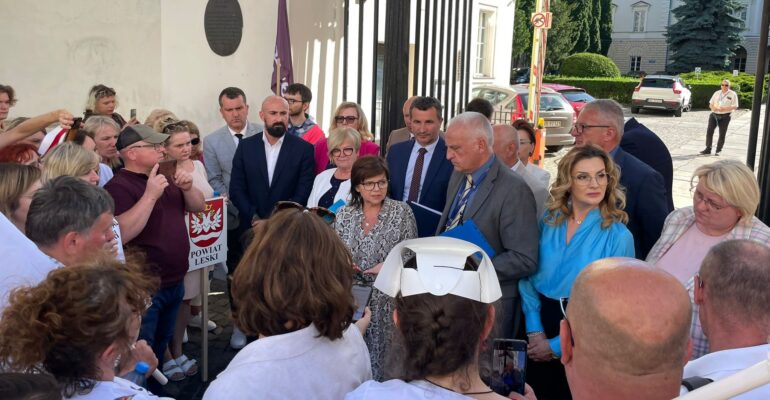 Zdjęcie przedstawia grupę osób uczestniczących w spotkaniu z minister zdrowia Izabelą Leszczyną