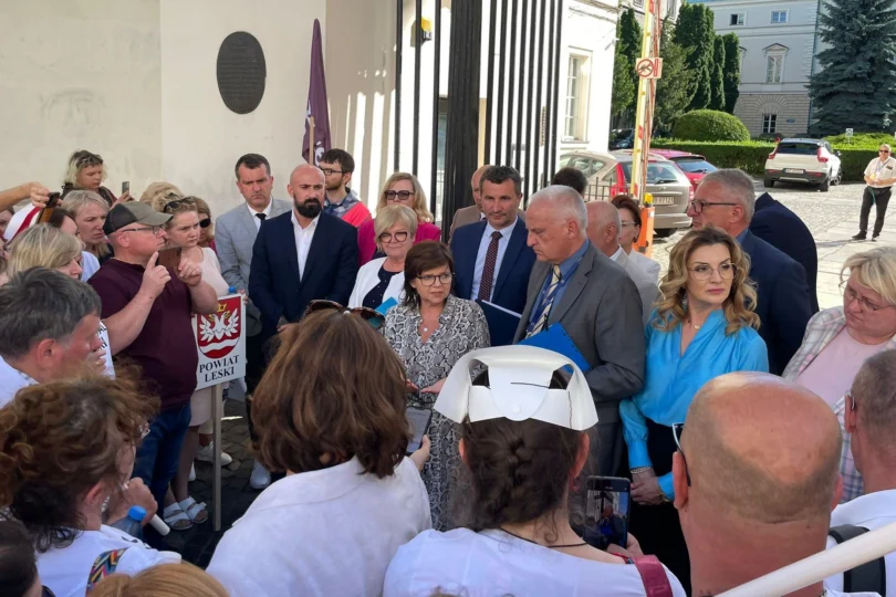 Zdjęcie przedstawia grupę osób uczestniczących w spotkaniu z minister zdrowia Izabelą Leszczyną