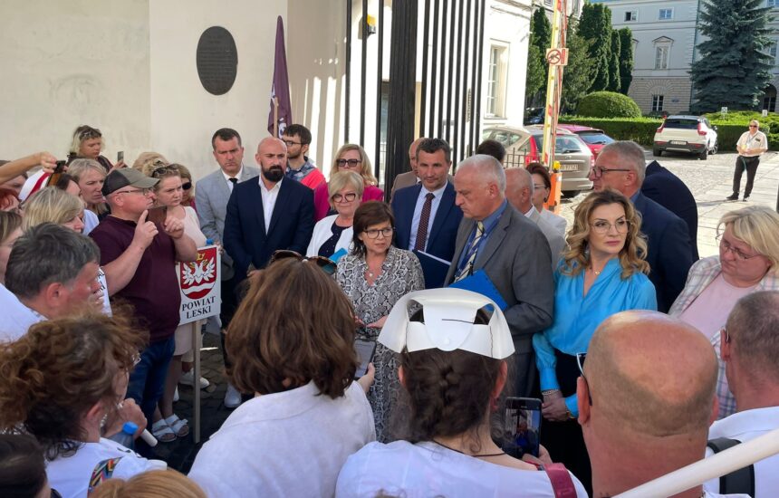 Zdjęcie przedstawia grupę osób uczestniczących w spotkaniu z minister zdrowia Izabelą Leszczyną