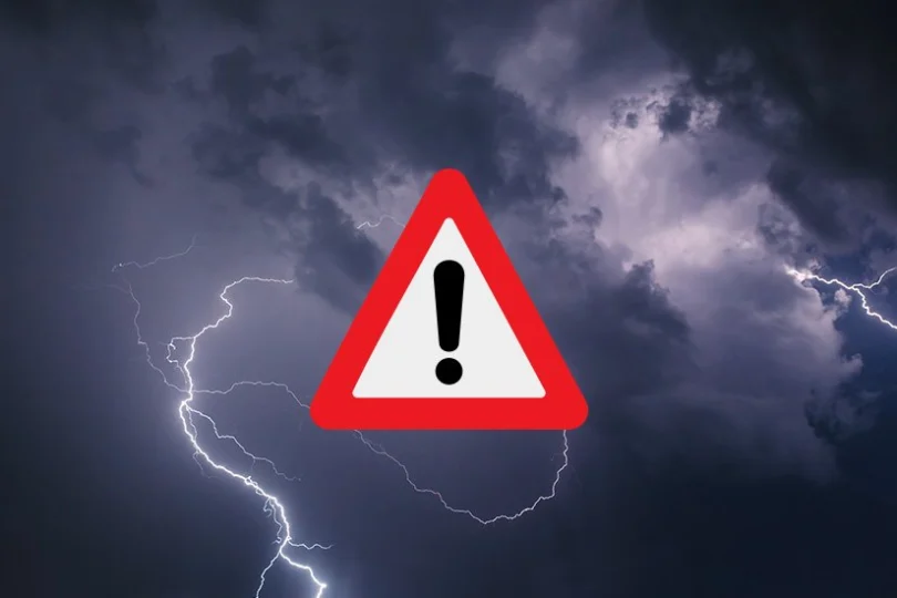 Grafika przedstawia burzę i wykrzyknik ostrzegający