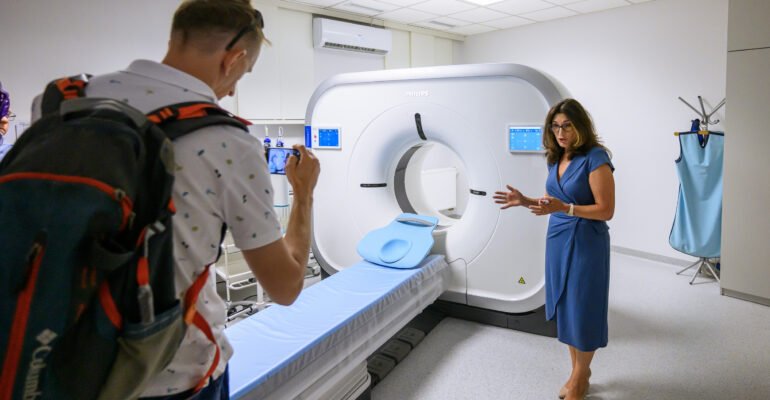 Zdjęcie przedstawia uczestników otwarcia pracowni tomografii komputerowej w Nowej Dębie