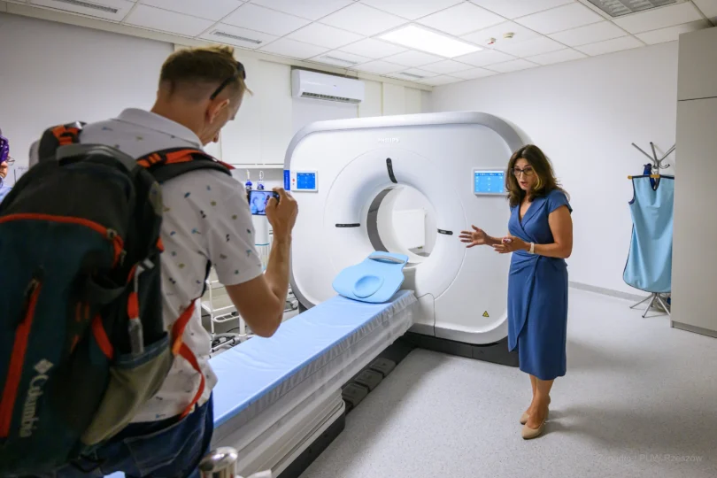 Zdjęcie przedstawia uczestników otwarcia pracowni tomografii komputerowej w Nowej Dębie