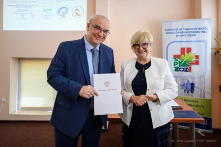 Zdjęcie przedstawia wojewodę podkarpackiego Tereskę Kubas-Hul i konsultanta wojewódzkiego w dziedzinie psychiatrii dr. marka Gronkowskiego