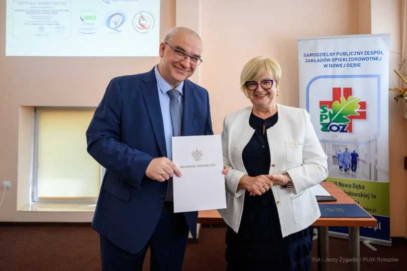 Zdjęcie przedstawia wojewodę podkarpackiego Teresę Kubas-Hul i konsultanta wojewódzkiego w dziedzinie psychiatrii