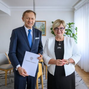 Zdjęcie przedstawia wojewodę podkarpackiego i konsultanta wojewódzkiego w dziedzinie ortopedii