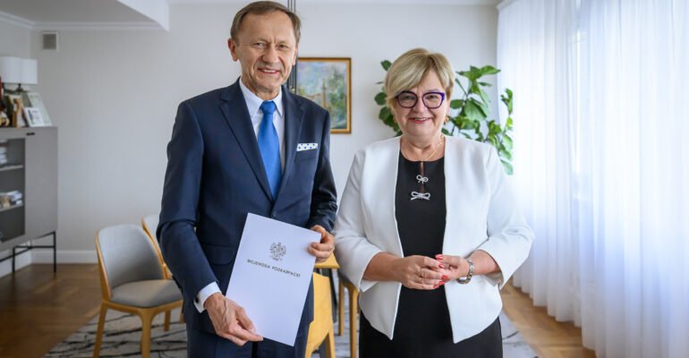 Zdjęcie przedstawia wojewodę podkarpackiego i konsultanta wojewódzkiego w dziedzinie ortopedii