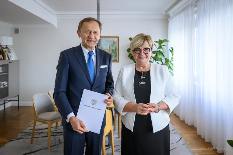 Zdjęcie przedstawia wojewodę podkarpackiego i konsultanta wojewódzkiego w dziedzinie ortopedii