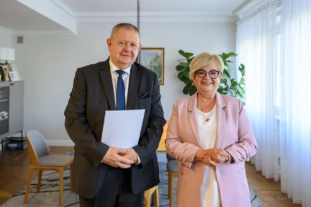 Zdjęcie przedstawia wojewodę podkarpackiego i konsultanta wojewódzkiego w dziedzinie epidemiologii