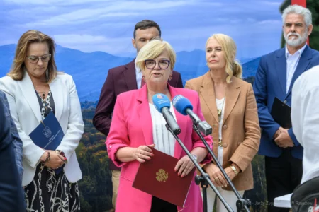 Zdjęcie przedstawia uczestników uroczystości podpisania umowy na zabezpieczenie osuwiska w Cisnej