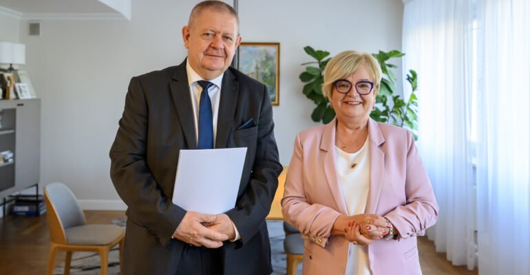 Wojewoda podkarpacki Teresa Kubas-Hul i konsultant wojewódzki w dziedzinie epidemiologii Janusz Kaliszczak