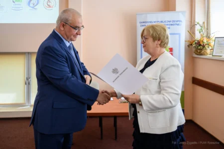 Zdjęcie przedstawia wojewodę podkarpackiego Tereskę Kubas-Hul i konsultanta wojewódzkiego w dziedzinie psychiatrii dr. marka Gronkowskiego