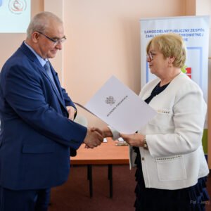 Zdjęcie przedstawia wojewodę podkarpackiego Teresę Kubas-Hul i konsultanta wojewódzkiego w dziedzinie psychiatrii