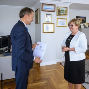Zdjęcie przedstawia wojewodę podkarpackiego i konsultanta wojewódzkiego w dziedzinie ortopedii