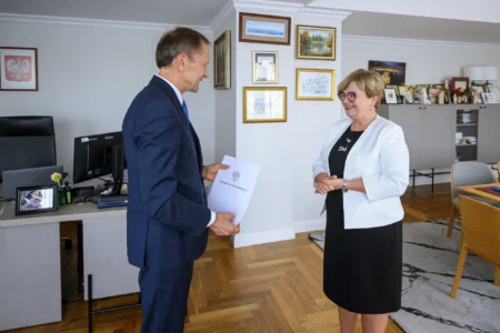 Zdjęcie przedstawia wojewodę podkarpackiego i konsultanta wojewódzkiego w dziedzinie ortopedii