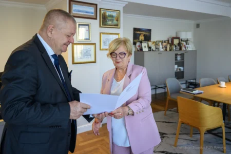 Zdjęcie przedstawia wojewodę podkarpackiego i konsultanta wojewódzkiego w dziedzinie epidemiologii