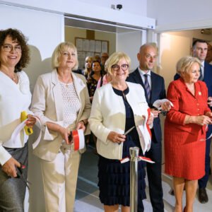 Zdjęcie przedstawia uczestników otwarcia pracowni tomografii komputerowej w Nowej Dębie