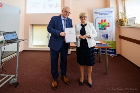 Zdjęcie przedstawia wojewodę podkarpackiego Tereskę Kubas-Hul i konsultanta wojewódzkiego w dziedzinie psychiatrii dr. marka Gronkowskiego