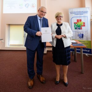 Zdjęcie przedstawia wojewodę podkarpackiego Teresę Kubas-Hul i konsultanta wojewódzkiego w dziedzinie psychiatrii