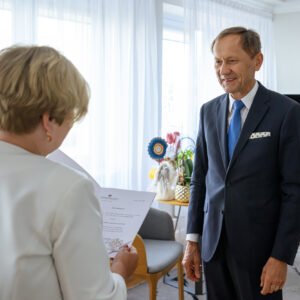 Zdjęcie przedstawia wojewodę podkarpackiego i konsultanta wojewódzkiego w dziedzinie ortopedii