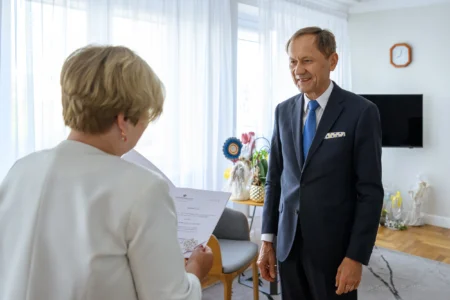 Zdjęcie przedstawia wojewodę podkarpackiego i konsultanta wojewódzkiego w dziedzinie ortopedii