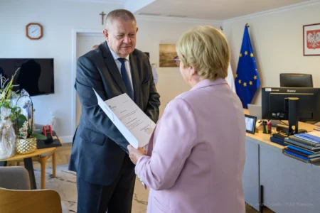 Zdjęcie przedstawia wojewodę podkarpackiego i konsultanta wojewódzkiego w dziedzinie epidemiologii